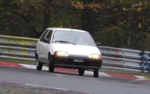 Como se porta o Citroën AX em Nürburgring? Sempre a derrapar!