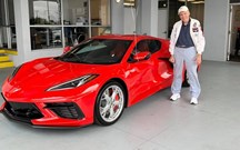 Prenda de sonho: faz 90 anos e compra um Corvette C8
