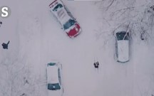Ruas cheias de neve? Esqueça o carro e vá de esqui!