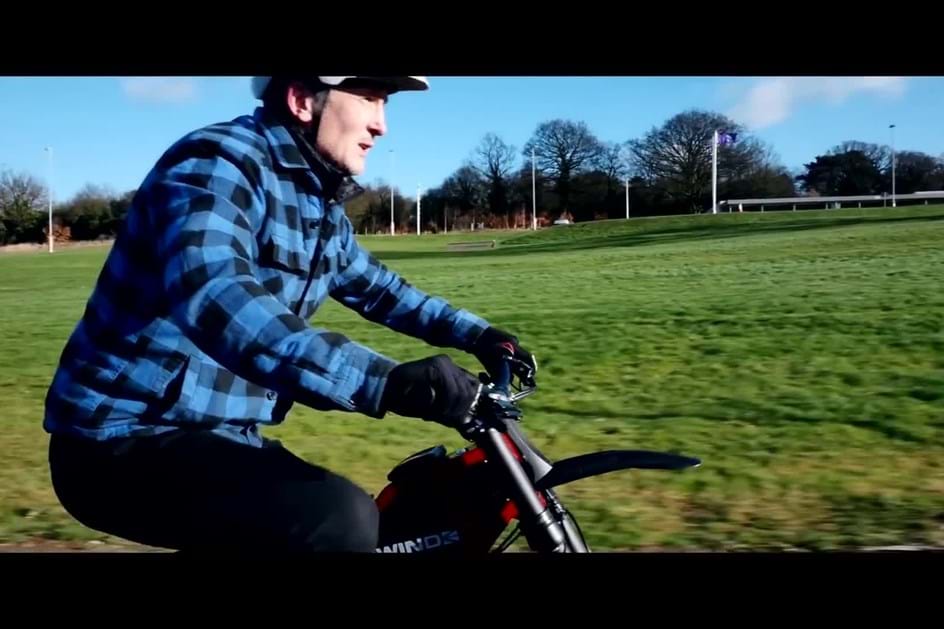 Simon Cowell caiu de bicicleta eléctrica e agora exige 11,3 milhões de indemnização à marca