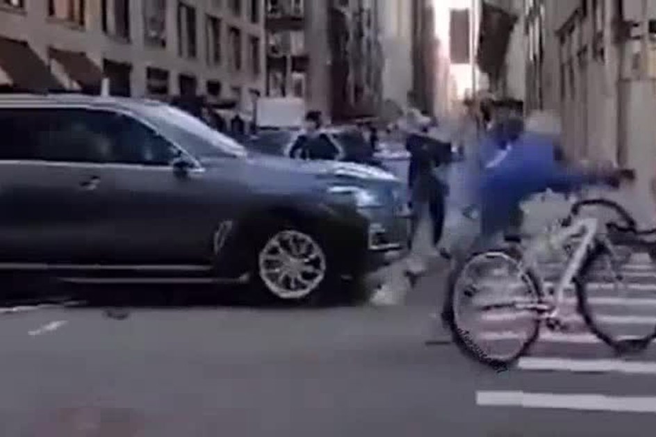 Revolta em duas rodas: BMW X5 atacado por ciclistas em Nova Iorque