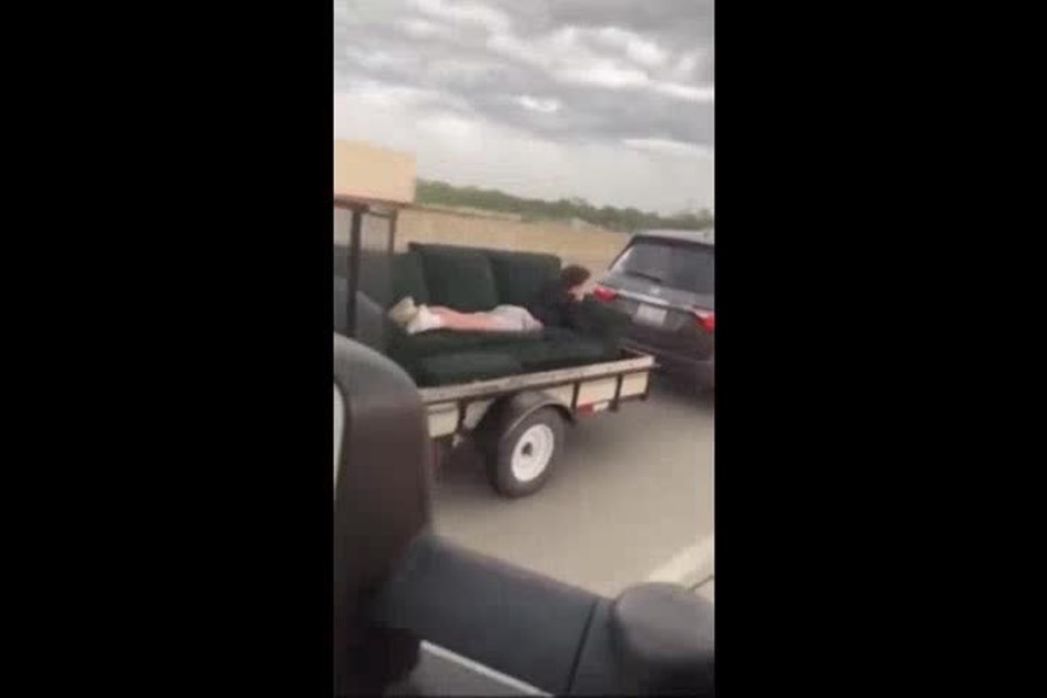 Rapaz desafia a morte em sofá rebocado na auto-estrada