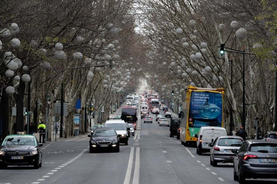 Covid-19: trânsito em Lisboa cai 30%; Porto é a cidade mais 'engarrafada' do País 