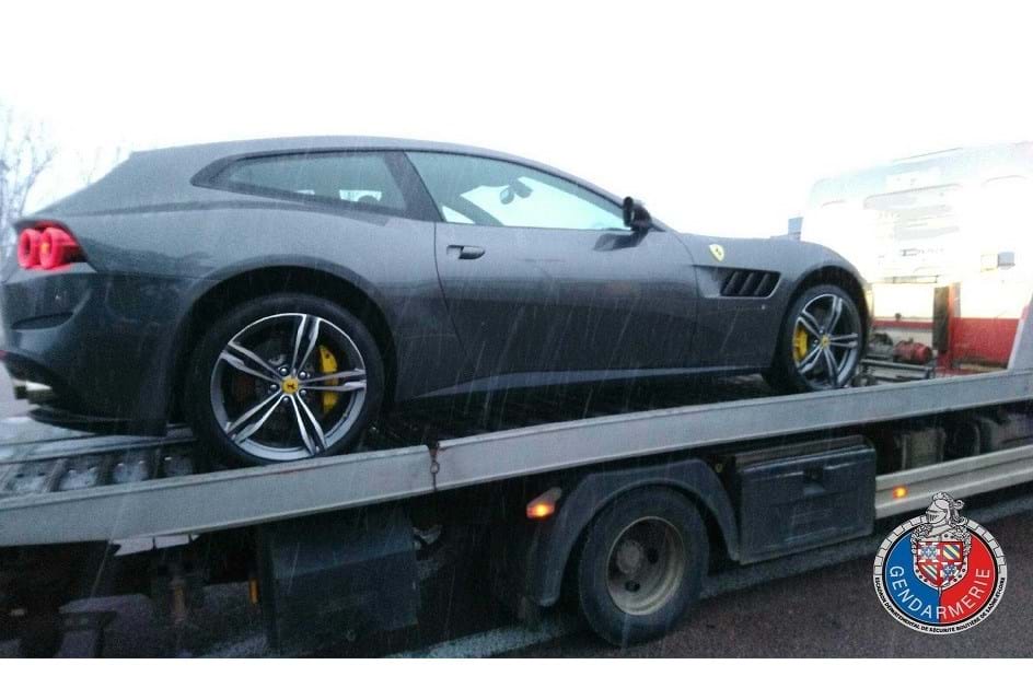 Vê Ferrari apreendido pela polícia ao ser apanhado a 232 km/hora