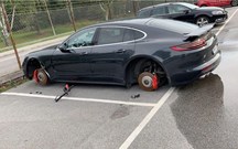 Chega ao parque de estacionamento e encontra Porsche Panamera sem rodas