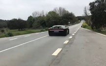 Pisca os olhos e não o vê: Bugatti Chiron a 290 km/hora em 'nacional' portuguesa