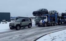 Potente: Land Rover Defender reboca camião carregado de SUVs