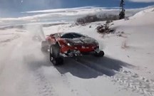 Radical: Lamborghini Aventador sobre lagartas a acelerar na neve!