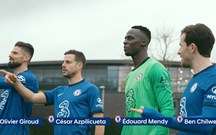 Jogadores do Chelsea FC jogam à bola com o novo Ioniq 5