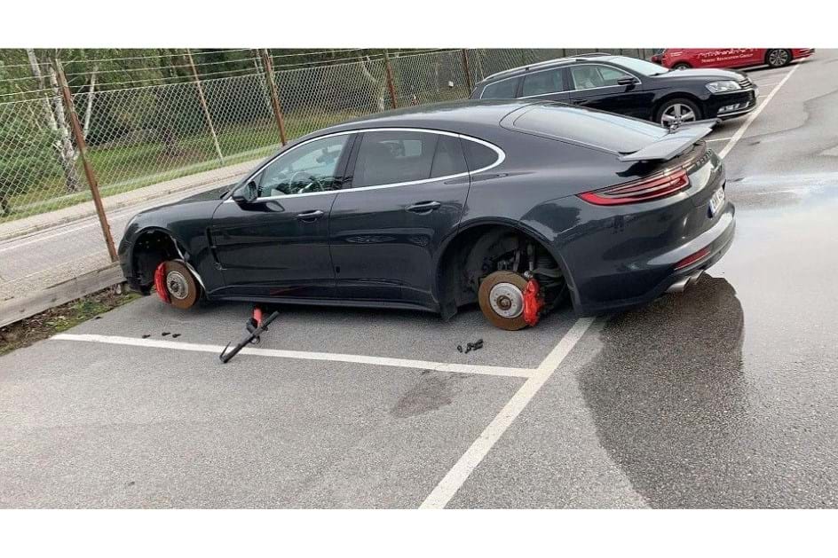 Chega ao parque de estacionamento e encontra Porsche Panamera sem rodas