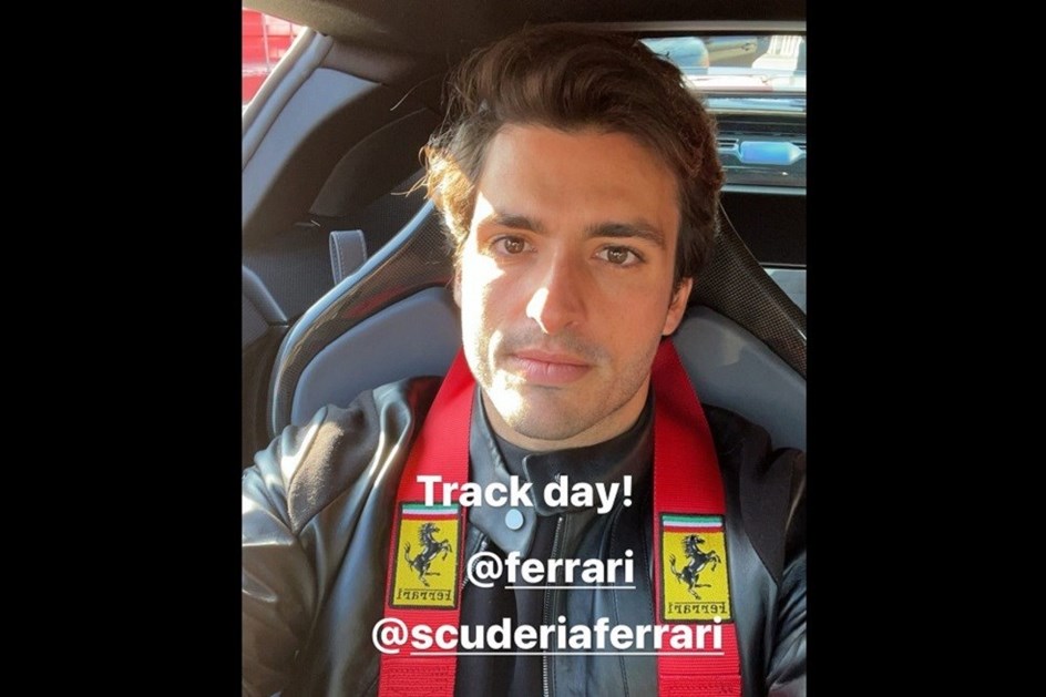 Carlos Sainz testa Ferrari SF90 Stradale com 'pack' especial