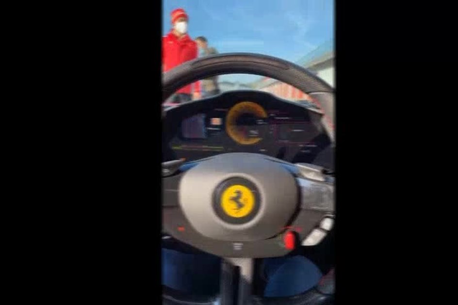 Carlos Sainz testa Ferrari SF90 Stradale com 'pack' especial