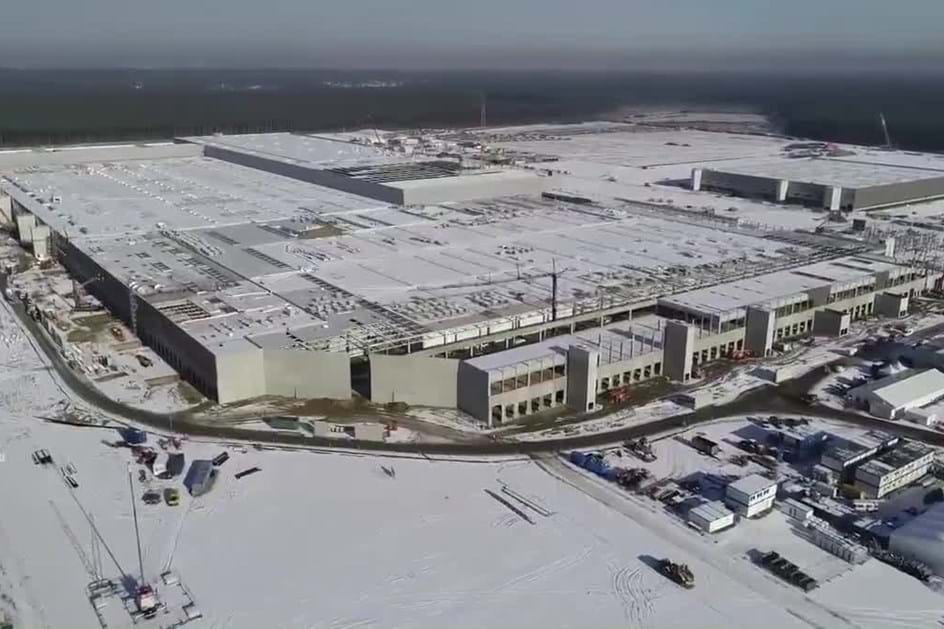 Giga Factory 4 de Berlim em pleno progresso recebe mil milhões em apoios estatais