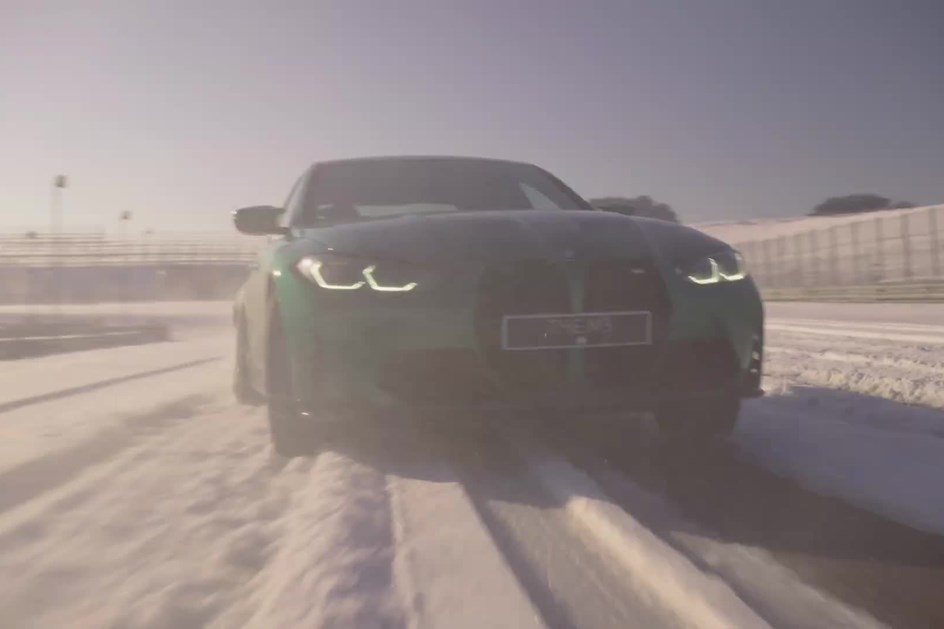 Como acelera o BMW M3 numa pista cheia de neve? Com muita adrenalina!