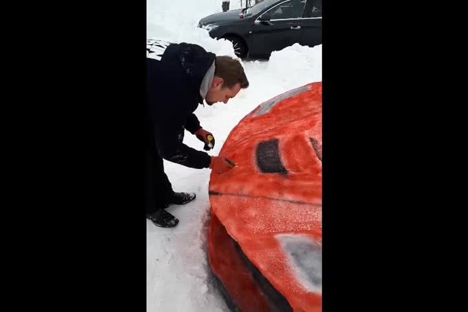 Brincadeiras de Inverno: Ferrari LaFerrari esculpido em gelo