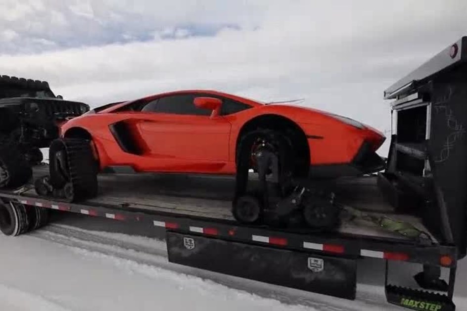 O que pode correr mal? Lamborghini Aventador sobre lagartas acelera na neve!