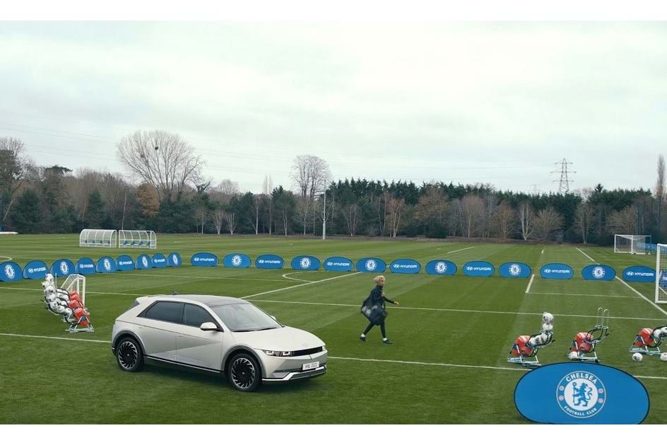 Jogadores do Chelsea FC jogam à bola com o novo Ioniq 5