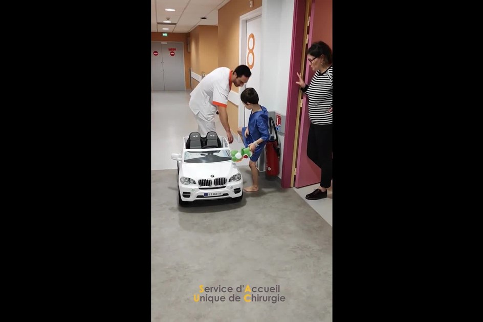Aliviar a tensão: crianças vão de carro eléctrico para a cirurgia