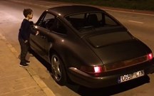 Amoroso: miúdo cai de costas com troar do motor do Porsche 911