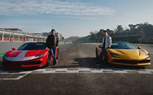 Duelo na Ferrari: Sainz e Leclerc ao volante do SF90 Stradale