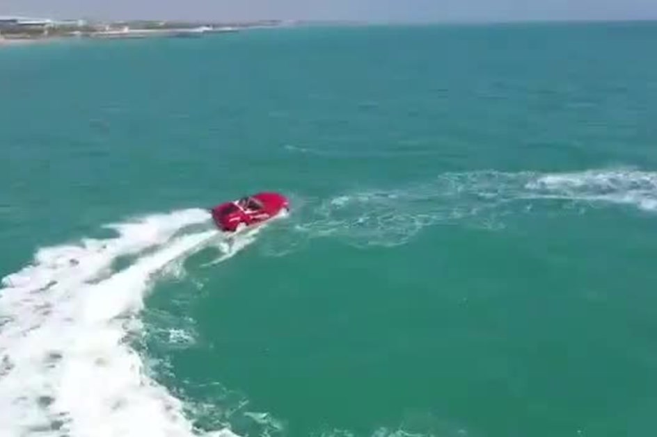 Corvette é agora um barco para cortar as ondas do mar