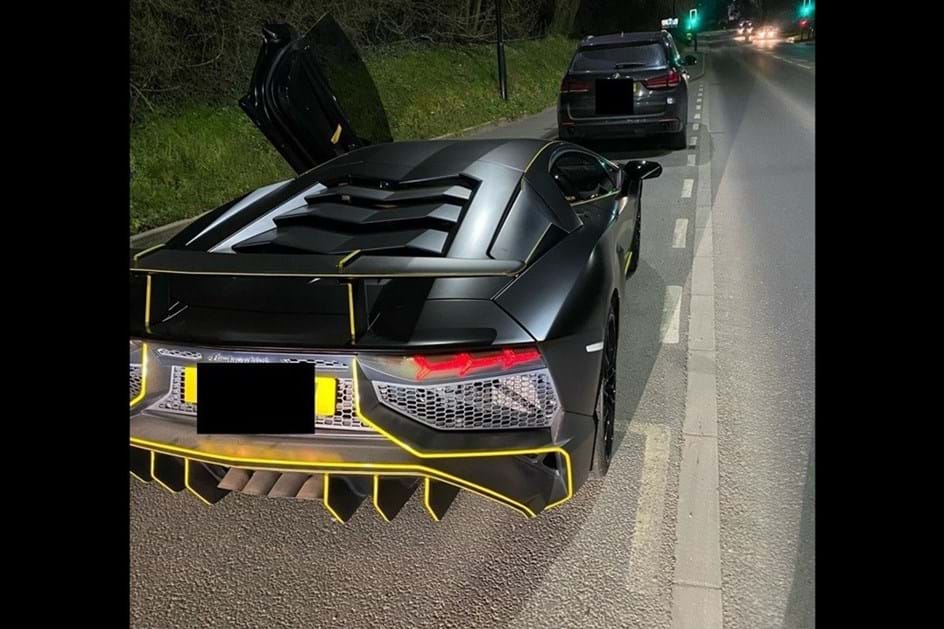 Não paga taxas de circulação e Lamborghini é rebocado pela polícia!