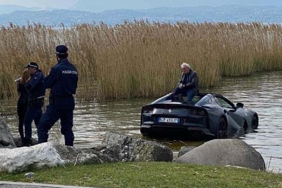 Ferrari cai em lago ao esquecer travão de mão
