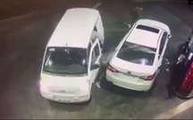 Condutor rega com gasolina ladrões que iam roubá-lo