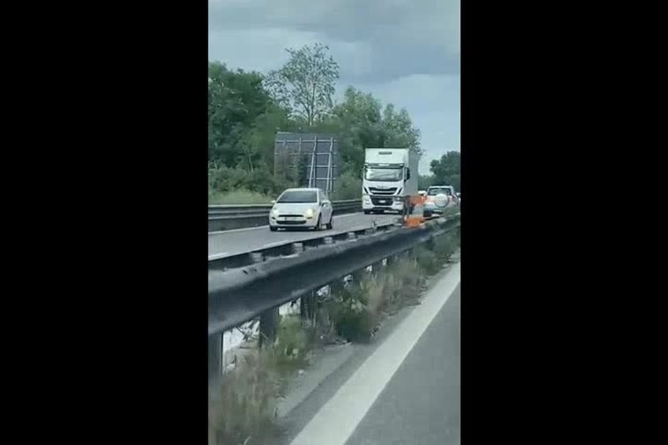 SUV em contra-mão semeia o pânico em auto-estrada italiana