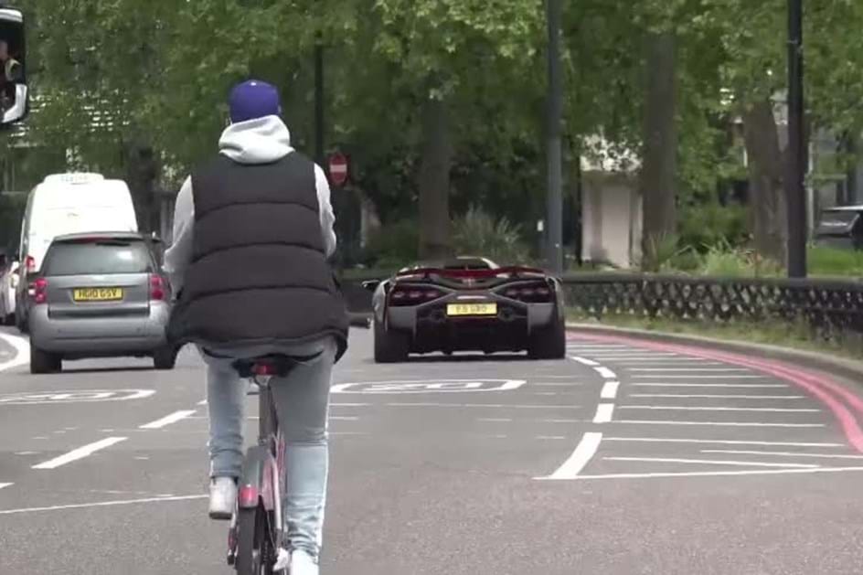 Alvoroço com primeiro Lamborghini Sián nas ruas de Londres