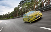 Novo Opel Astra entra na fase final de testes e mostra formas
