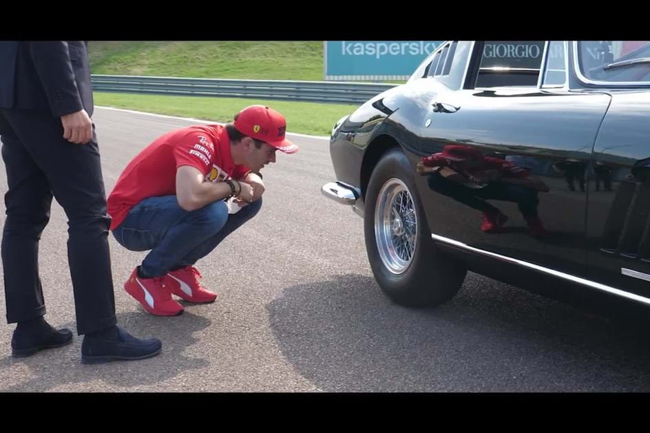 Charles Leclerc brinca com Ferrari 275 GTB em Fiorano