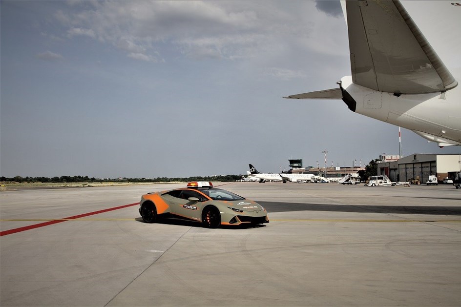 Aeroporto de Bolonha tem novo Lamborghini 'Follow Me'