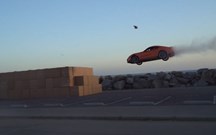 Máquina voadora: Toyota GR Supra aterra em 500 caixas de papelão!