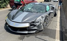 Ferrari SF90 de 500 mil euros destruído contra muro