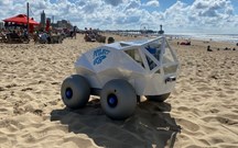 Robô apanha beatas na praia e dá dinheiro a quem ajudar a encontrá-las