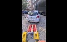 Solução radical para remover carros mal estacionados