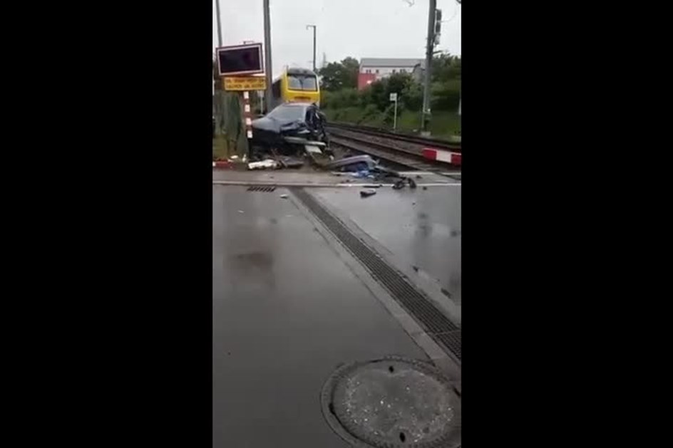Comboio destrói carro bloqueado em passagem de nível