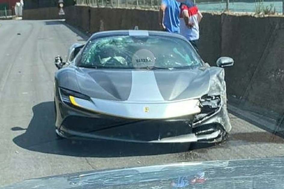 Ferrari SF90 de 500 mil euros destruído contra muro