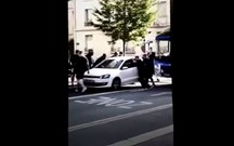 Rua bloqueada por um carro? Jogadores de 'rugby' têm a solução!