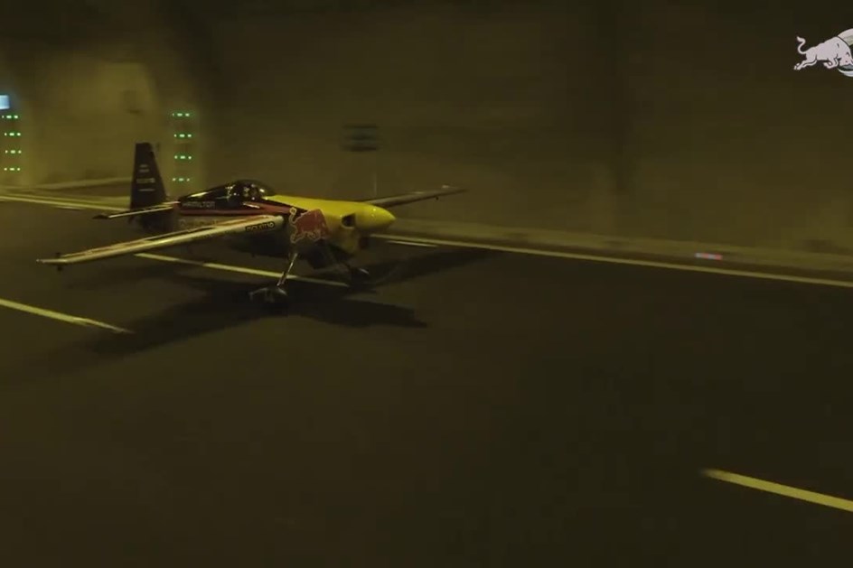Recorde mundial: avião voa por dentro de dois túneis