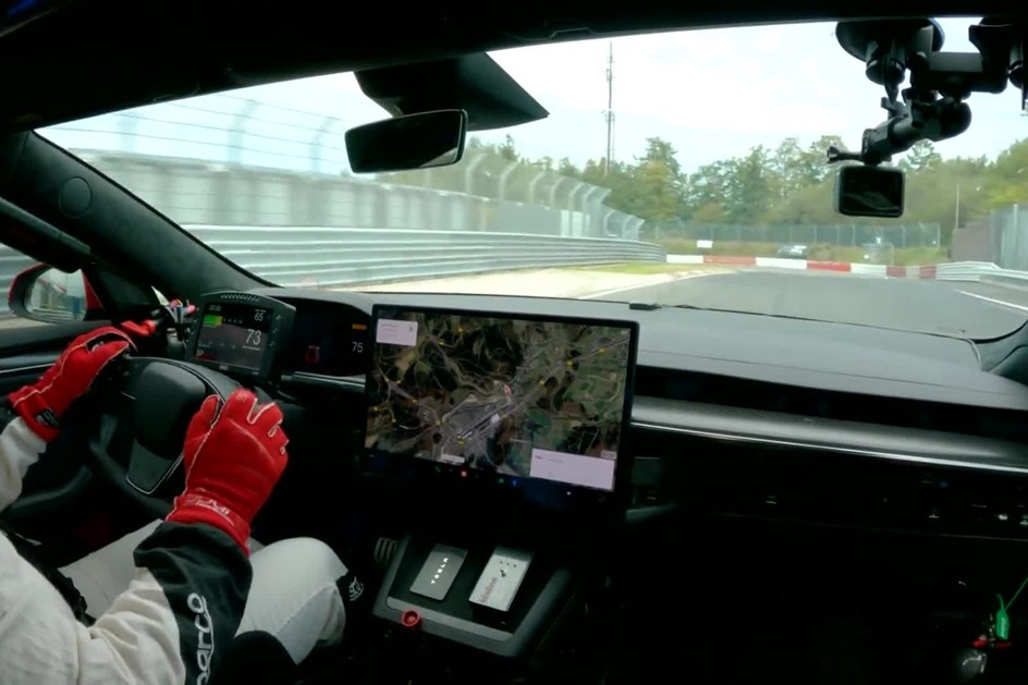 Menos 12 segundos: Tesla Model S Plaid vence Porsche Taycan em Nürburgring