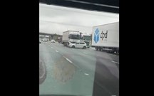 Camionista distraído arrasta VW Polo na auto-estrada