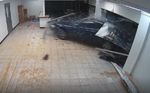 Ford Mustang em despiste destrói supermercado
