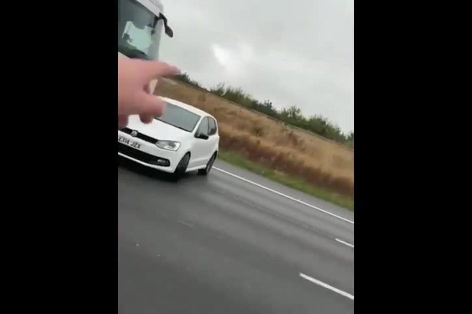 Camionista distraído arrasta VW Polo na auto-estrada