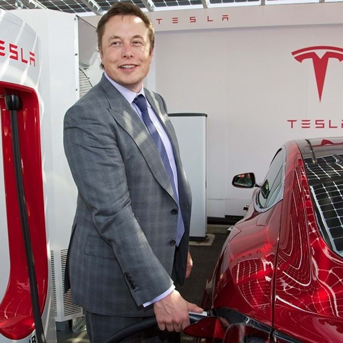 Elon Musk vende acções da Tesla e ganha mil milhões de euros - Tome Nota -  Aquela Máquina