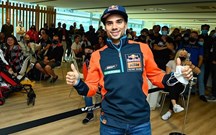 MotoGP: Miguel Oliveira cai e sai de maca do GP Algarve
