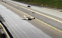 Avioneta aterra de emergência em auto-estrada