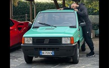 Futebolista Arturo Vidal troca Ferrari e Brabus por um Fiat Panda