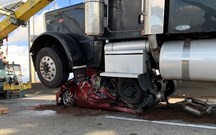 Camião esmaga carro e condutora sobrevive com ferimentos ligeiros